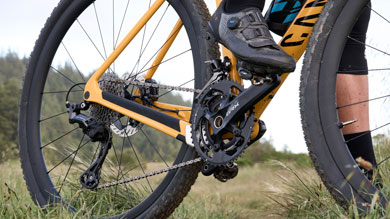 Syklistfot på pedalen til en grussykkel med GRX-gir i landlige omgivelser