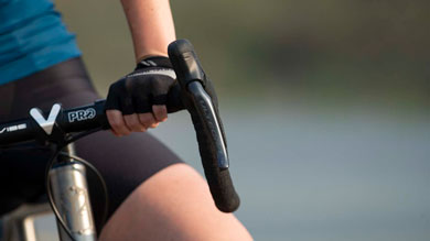 Close-up of cyclist's hand on the handlebar of a road bike with Ultegra and Pro Vibe components
