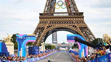 Radsportler feiert an der Ziellinie unter dem Eiffelturm beim Rennen von Paris 2024