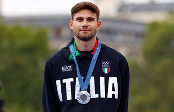 Italia-Hoodie tragender Athlet mit Medaille 