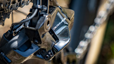 Gros plan du dérailleur et de la transmission d'un vélo en Dura-Ace